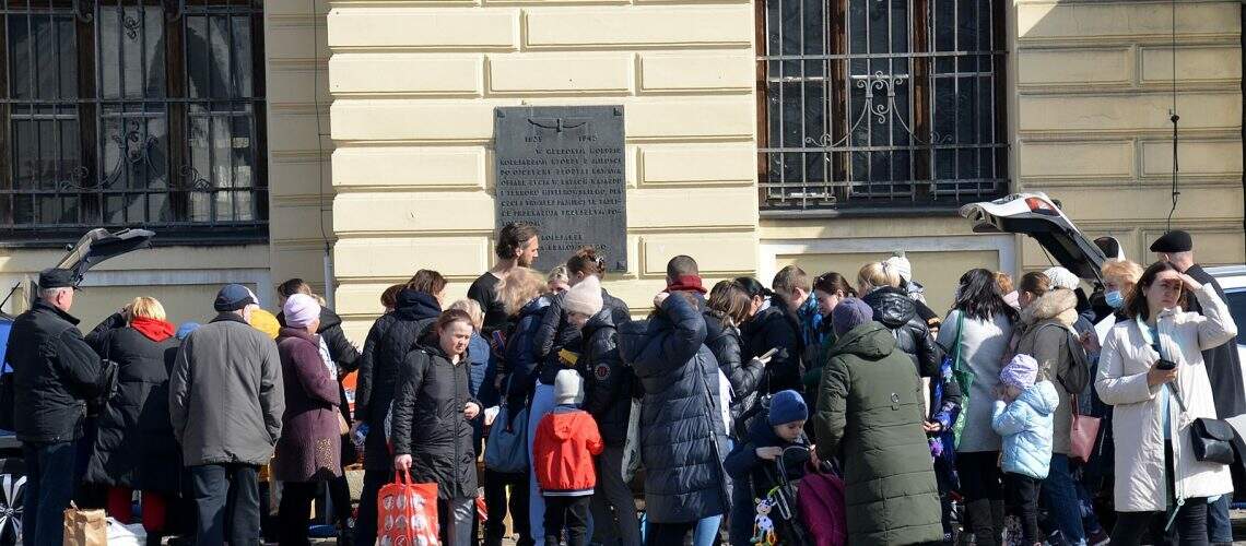 02022_0200-001_Ukrainian_refugees_offered_meals,_clothes,_shelter_in_Kraków